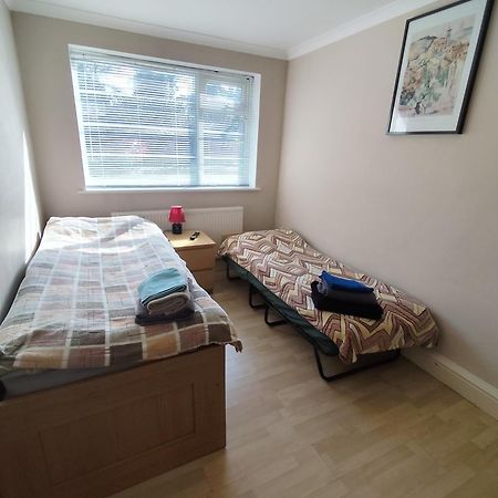 2 Bed Flat Near Station With Parking&Comgarden Apartamento Sutton  Exterior foto