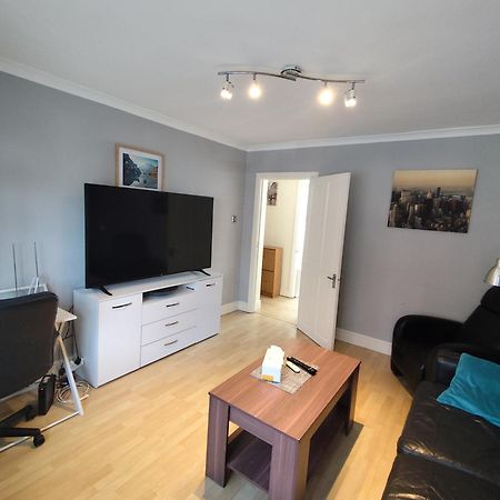 2 Bed Flat Near Station With Parking&Comgarden Apartamento Sutton  Exterior foto