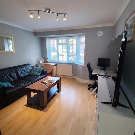 2 Bed Flat Near Station With Parking&Comgarden Apartamento Sutton  Exterior foto