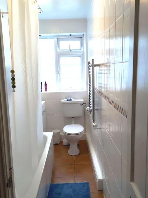 2 Bed Flat Near Station With Parking&Comgarden Apartamento Sutton  Exterior foto