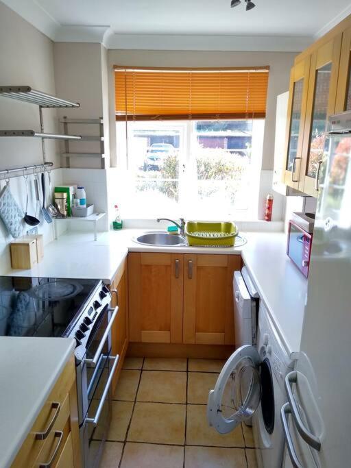 2 Bed Flat Near Station With Parking&Comgarden Apartamento Sutton  Exterior foto