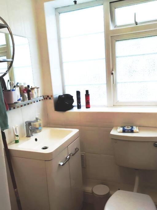2 Bed Flat Near Station With Parking&Comgarden Apartamento Sutton  Exterior foto