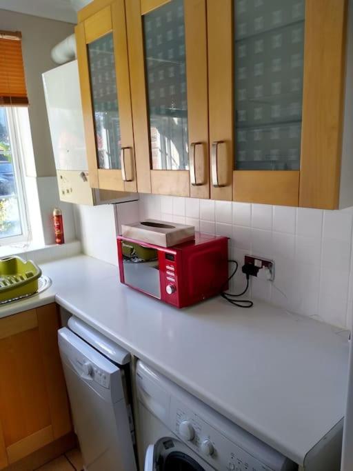 2 Bed Flat Near Station With Parking&Comgarden Apartamento Sutton  Exterior foto