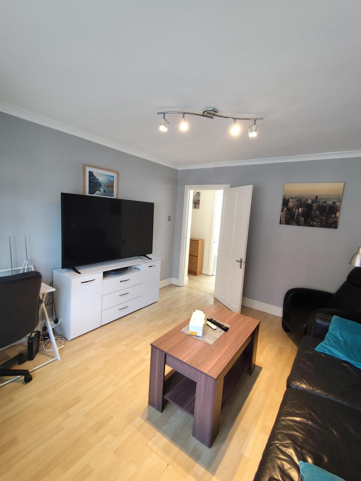 2 Bed Flat Near Station With Parking&Comgarden Apartamento Sutton  Exterior foto