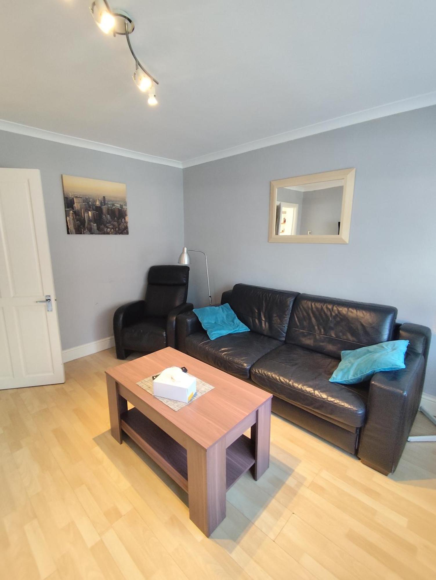 2 Bed Flat Near Station With Parking&Comgarden Apartamento Sutton  Exterior foto